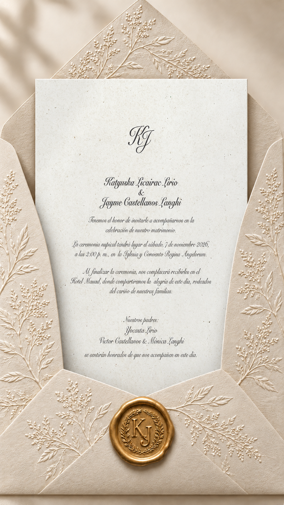 Invitación de boda abierta dentro de un sobre con sello dorado KJ